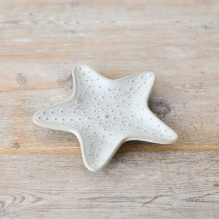 Create a coastal paradise with this gorgeous starfish dish made from porcelain.