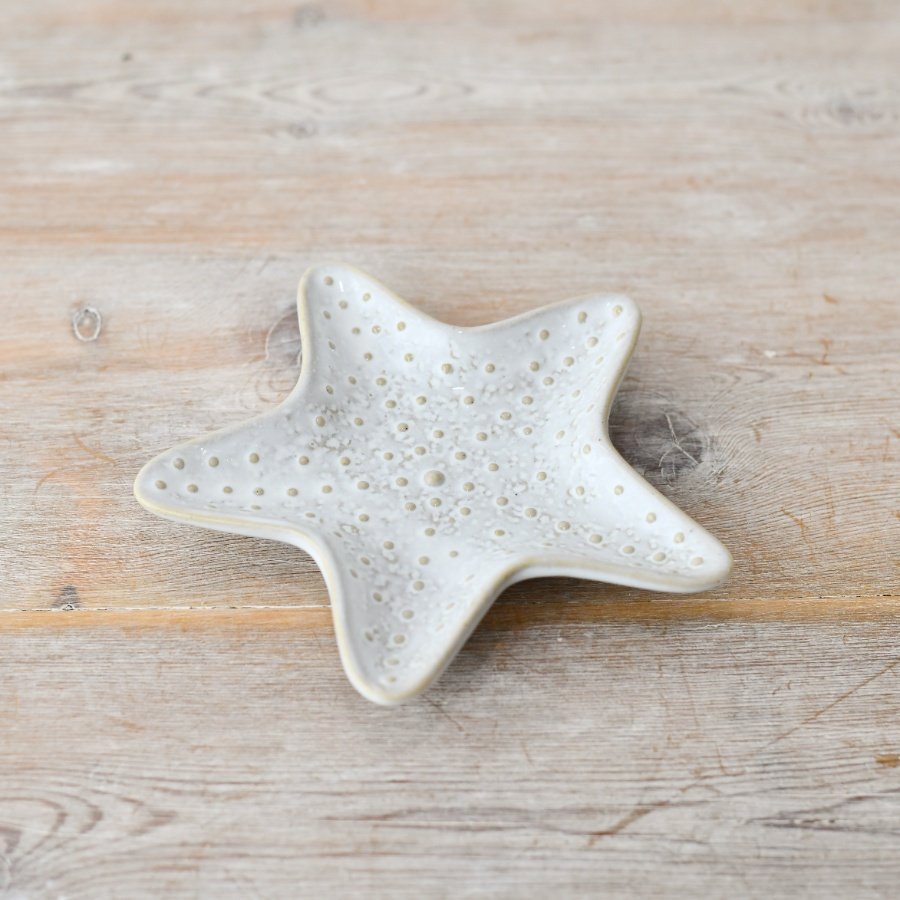 Transform your home into a seaside oasis with our beautiful porcelain starfish dish. Perfect for adding coastal charm 