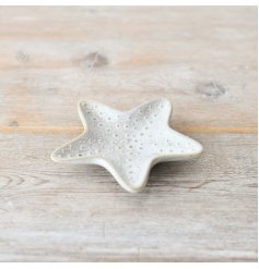 Create a coastal serenity with this gorgeous starfish dish made from porcelain. 