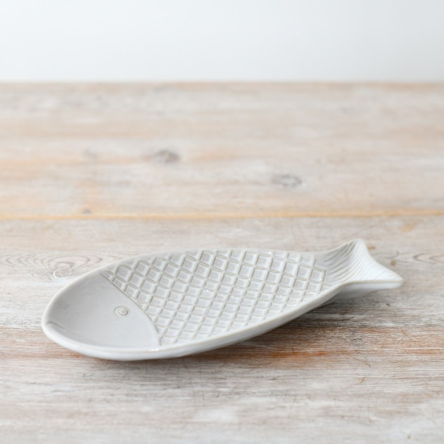 Impress guests with style using this charming fish tray. Perfect for serving and entertaining.