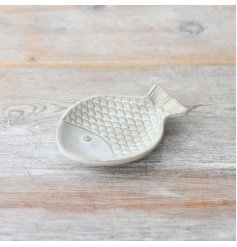 Impress your guests with this adorable fish-shaped serving tray, perfect for adding a touch of style to your gatherings