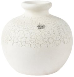 add some natural charm to your deco with this stylish vase 