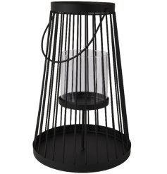 Enhance your outdoor space with this striking lantern for beautiful lighting in your garden. 