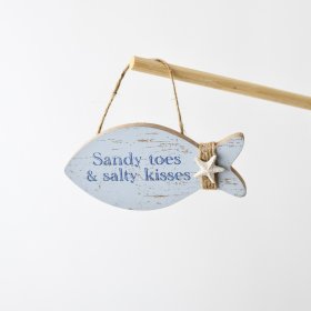 Rustic fish plaque adds coastal charm to your space. Easy to hang on any wall.