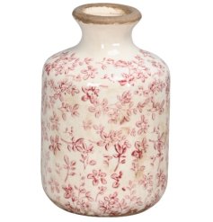 Display your beloved plants elegantly in our chic vase. Upgrade your home decor effortlessly with this stunning piece.