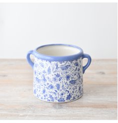 Impress guests with this mesmerizing pot adorned with a delicate hare pattern. A must-have addition to your home decor