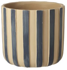 Elevate your botanical display with this charming plant pot, perfect for showcasing your favourite pants