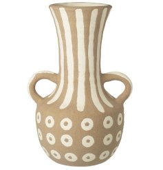 Display elegant flowers and blooms with our stylish urn vase. Perfect for any arrangement.