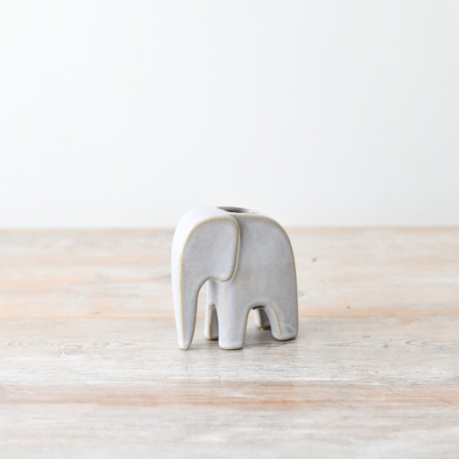 make your flowers and stems stand out with this elephant vase 