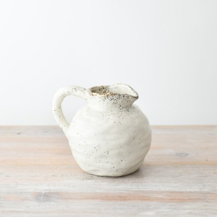 Bring some elegance and character to your space with this beautiful flower vase.