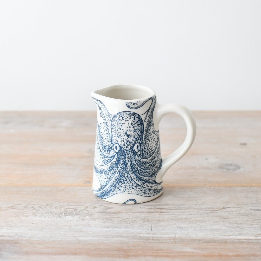 Add some nautical charm to your space with this elegant Octopus-themed jug in blue and white. Bring the seaside vibes 