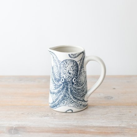Add a touch of the coast to the home with this sleek white jug adorned with a detailed Octopus design. 