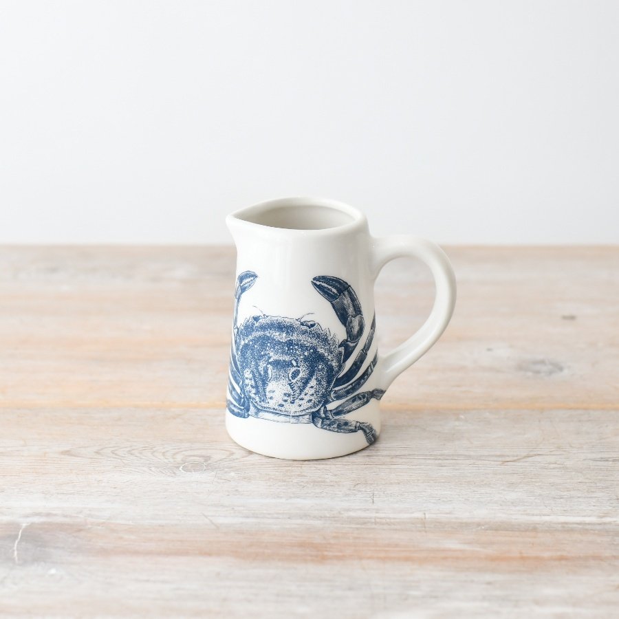 Bring back coastal nostalgia with this stunning crab-shaped jug. Perfect for serving up seaside vibes.