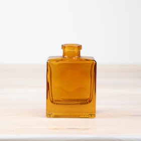 Display your favourite flowers with ease using this perfectly sized glass vase