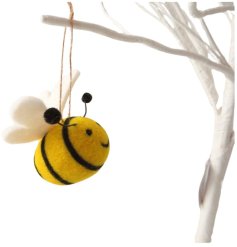 Add this must-have Wool Hanging Bee to your decor for a stylish touch and unique buzz. 
