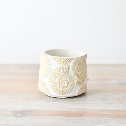 Bring the seaside in to your home with this charming planter 