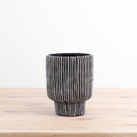 stunning lined planter in black and cream