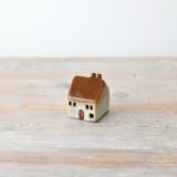 Add a touch of charm to your miniature village with Shape B Brown Roof 