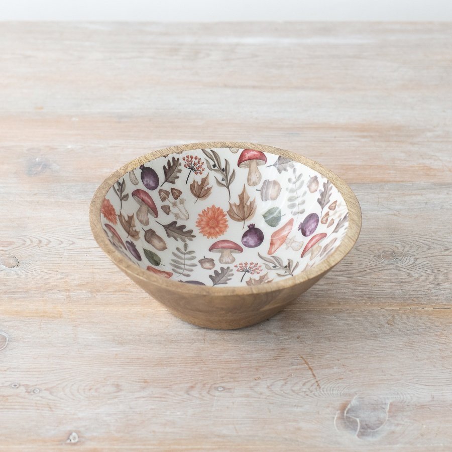 Embrace the cosiness of Autumn with this charming bowl that captures the essence of the season