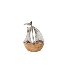 Create a nautical serenity with this rustic boat ornament made from hammered metal set on a wooden base. 