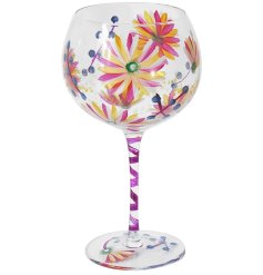 elevate your favourite cocktail with this stylish decorated glass. 