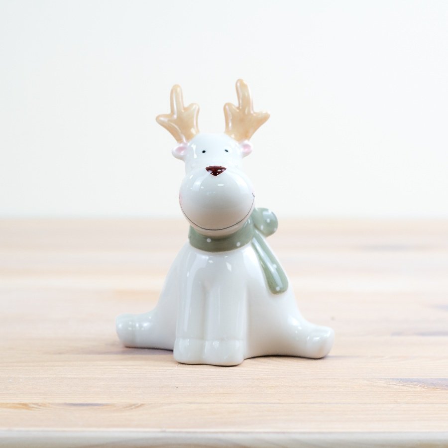 Elevate your Christmas decor with this adorable dolomite reindeer adorned with a cosy scarf. 