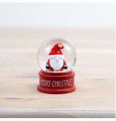 Create magical moments with this festive mini snowglobe in traditional Christmassy colours! 