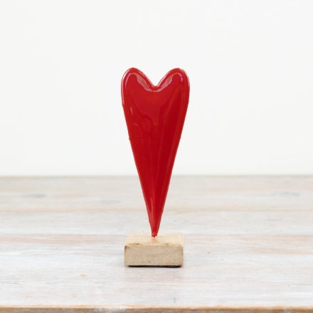 Add colour and texture to the home with this bold and beautiful heart ornament.