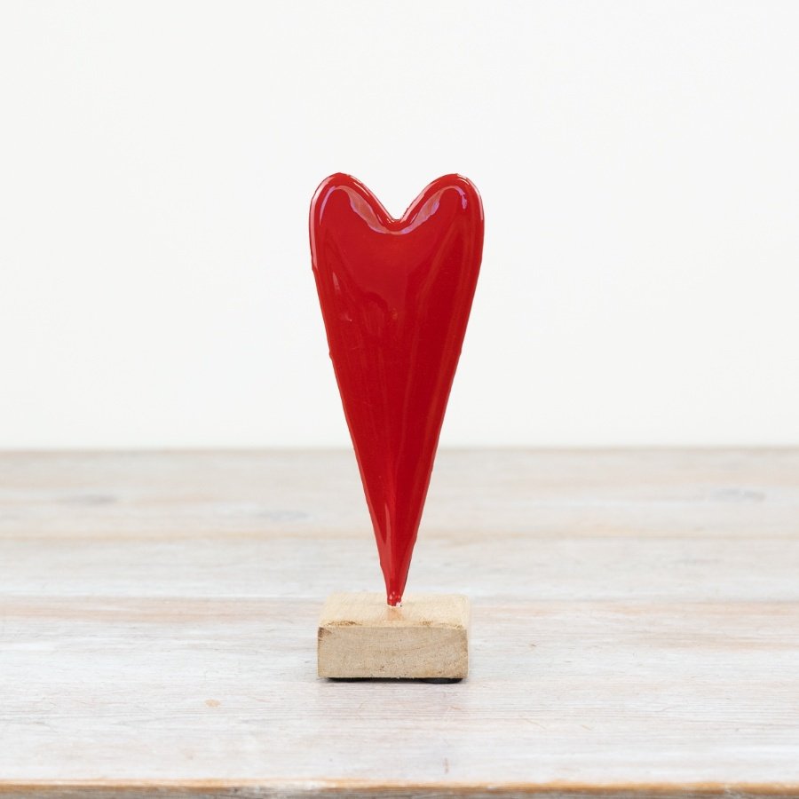 Add colour and texture to the home with this chic iron heart decoration. Complete with a rustic mango wood base.