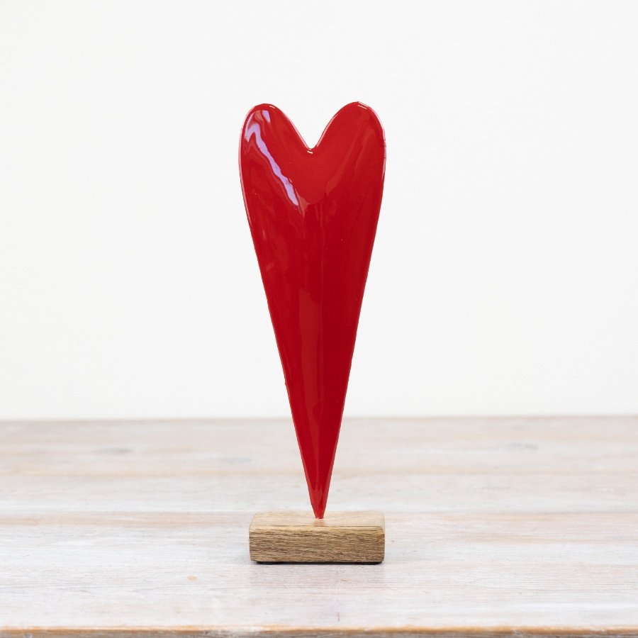 A chic iron heart with a glossy finish. Beautifully shaped and set upon a natural mango wood base.