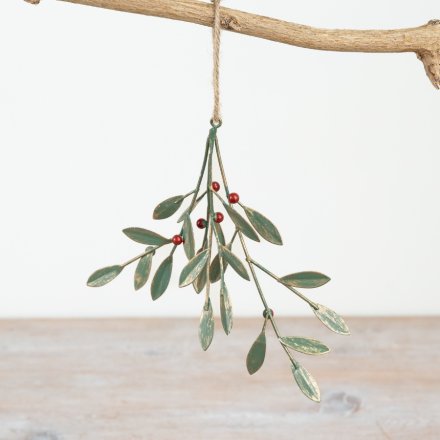 A vintage style metal hanger with gold brushed leaves and red berries. Complete with a jute string hanger.