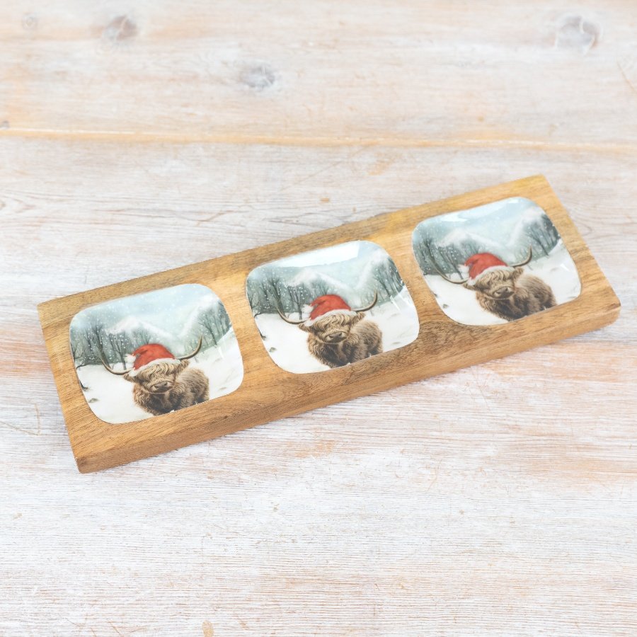 Enjoy seasonal treats with this beautifully crafted three compartment tray. 