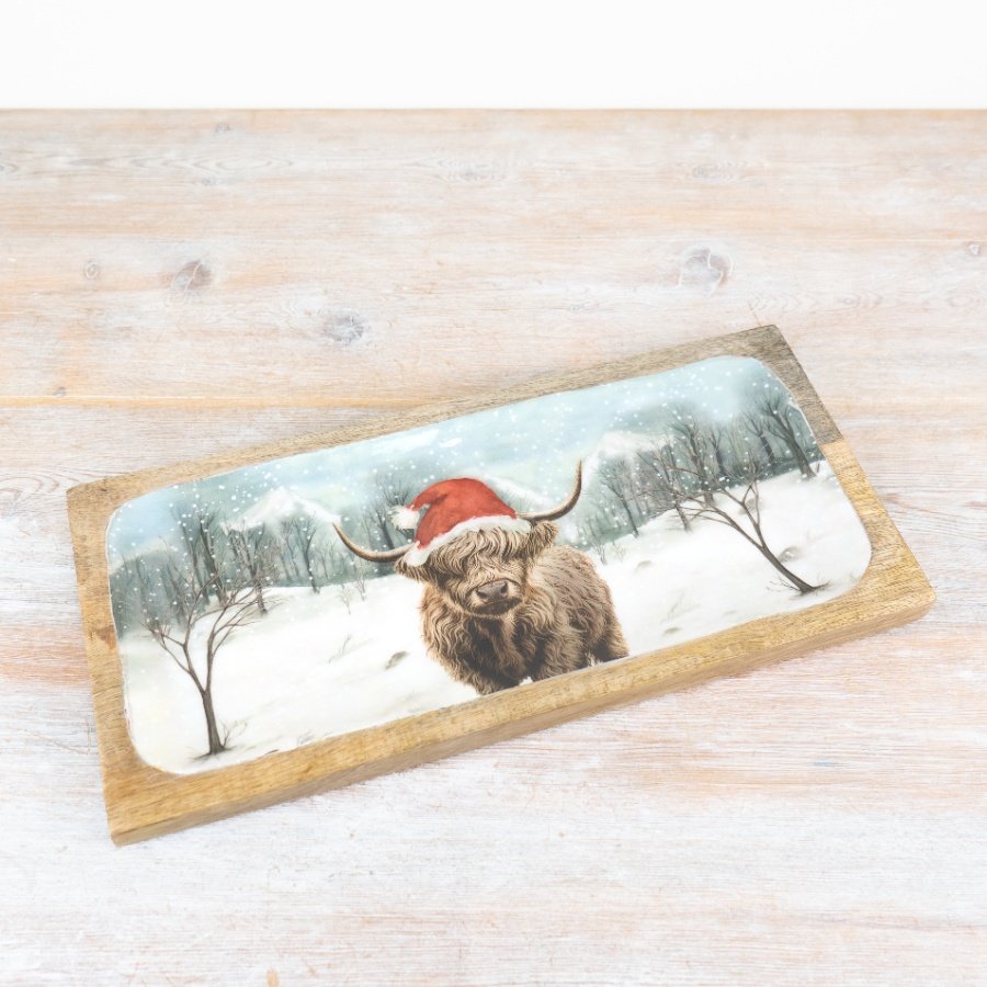 A traditional Highland Cow winter scene beautifully printed in enamel and set within a rustic mango wood tray.