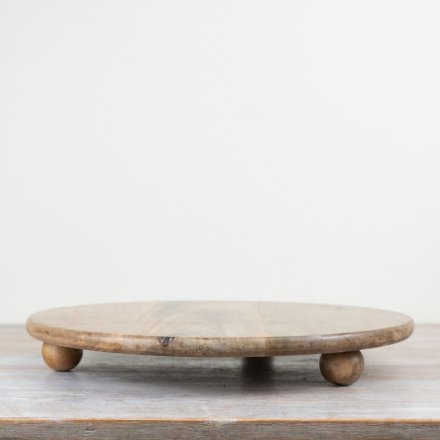 Enhance your candle display with our adorable plate. The perfect addition to any space.