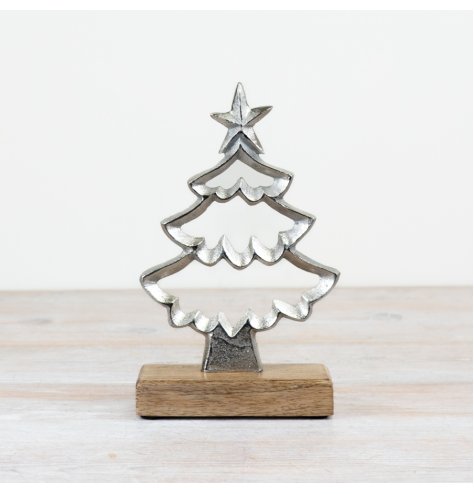 Add a touch of festive charm to any home with this metal Christmas tree ornament. 