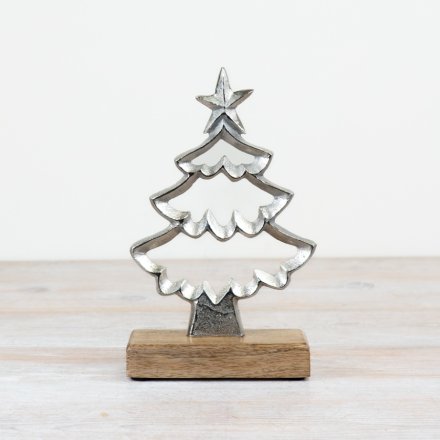 Add a touch of festive charm to any home with this metal Christmas tree ornament. 