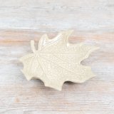 Add a touch of nature to your home with our charming Leaf Stoneware Plate 