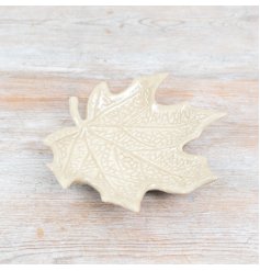Add a touch of nature to your home with our charming Leaf Stoneware Plate 