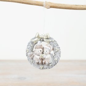 Fall in love with this unique and beautifully detailed wreath hanger featuring two loved up hedgehogs. 