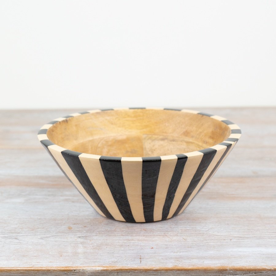 Black bowl with stylish stripes, perfect for serving food or as a decorative piece. 