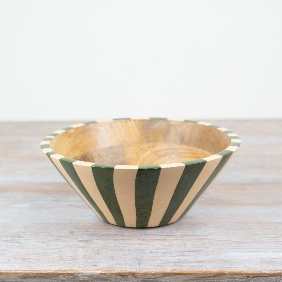 Get style and functionality with this chic green serving bowl, featuring a stripped design. 