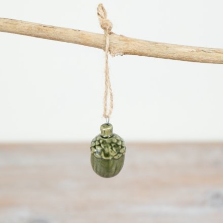 Add a touch of natural elegance to your home this holiday season with our beautiful Green Pinecone Jute Hanger! 