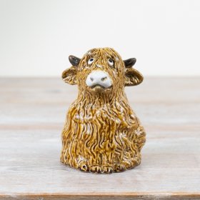 A beautifully crafted, hand finished highland cow ornament. A country living essential in a rich brown hue. 
