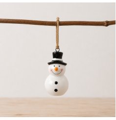 Delight in festive charm with this Snowman jute hanger perfect for Christmas décor