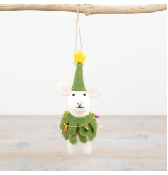 This adorable felt mouse dressed as a Christmas tree would make a lovely gift item to a loved one during the festive 
