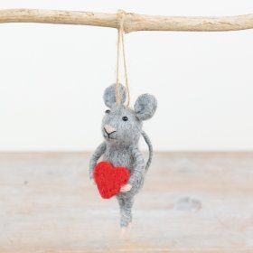 Add charm to your space with a small grey mouse decoration, holding a bold red heart. Perfect for the Christmas season