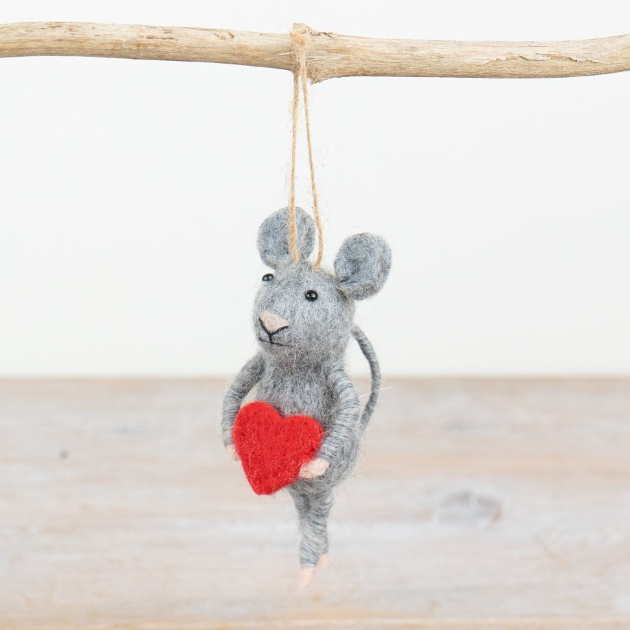 Add charm to your space with a small grey mouse decoration, holding a bold red heart. Perfect for the Christmas season