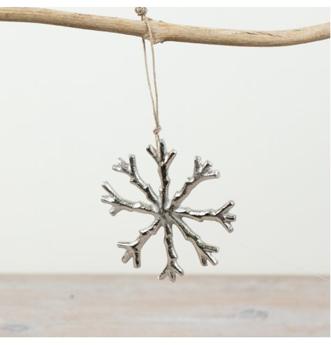 Transform your holiday decor into a winter wonderland with this chic snowflake decoration. 