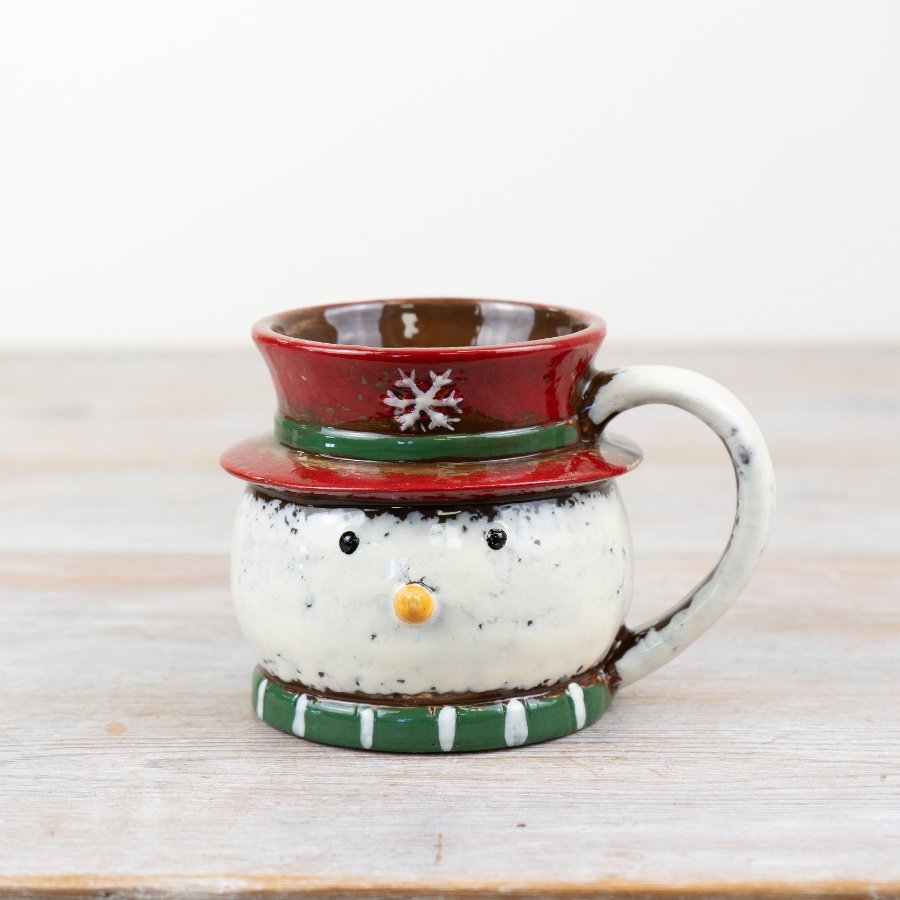 This delightful snowman mug features a classic red top hat and a cosy striped scarf