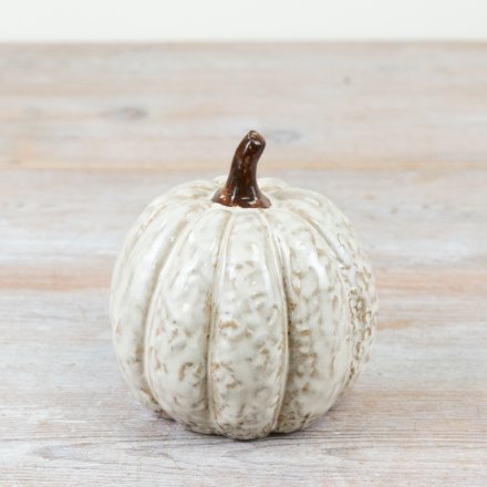 Add a touch of autumnal charm to your home with this glazed pumkin ornament 